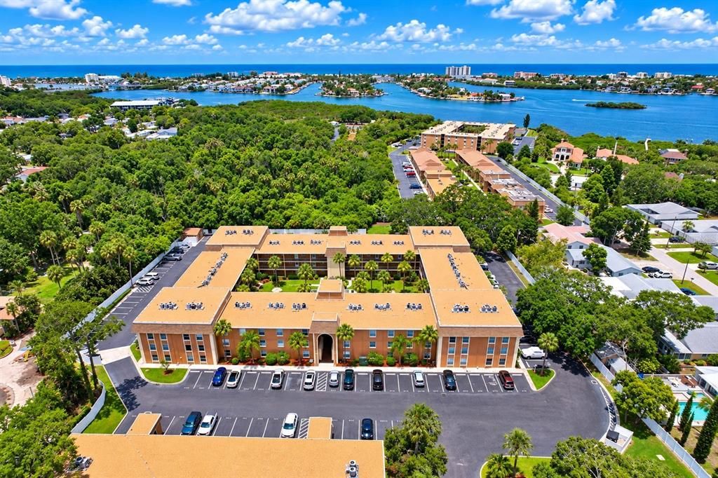 Active With Contract: $1,750 (1 beds, 1 baths, 747 Square Feet)
