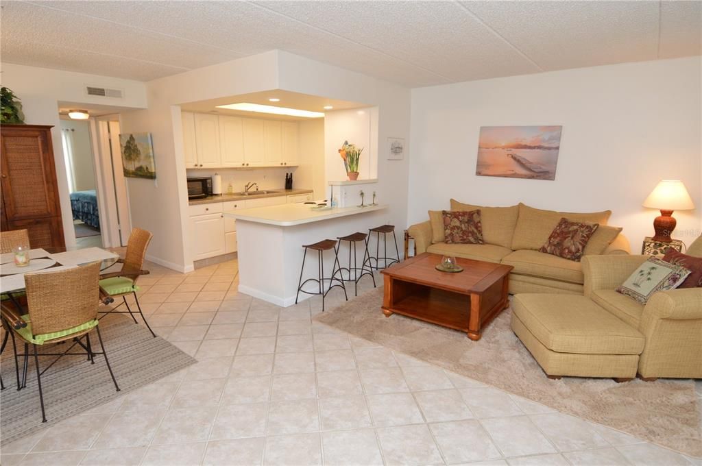 Active With Contract: $1,750 (1 beds, 1 baths, 747 Square Feet)