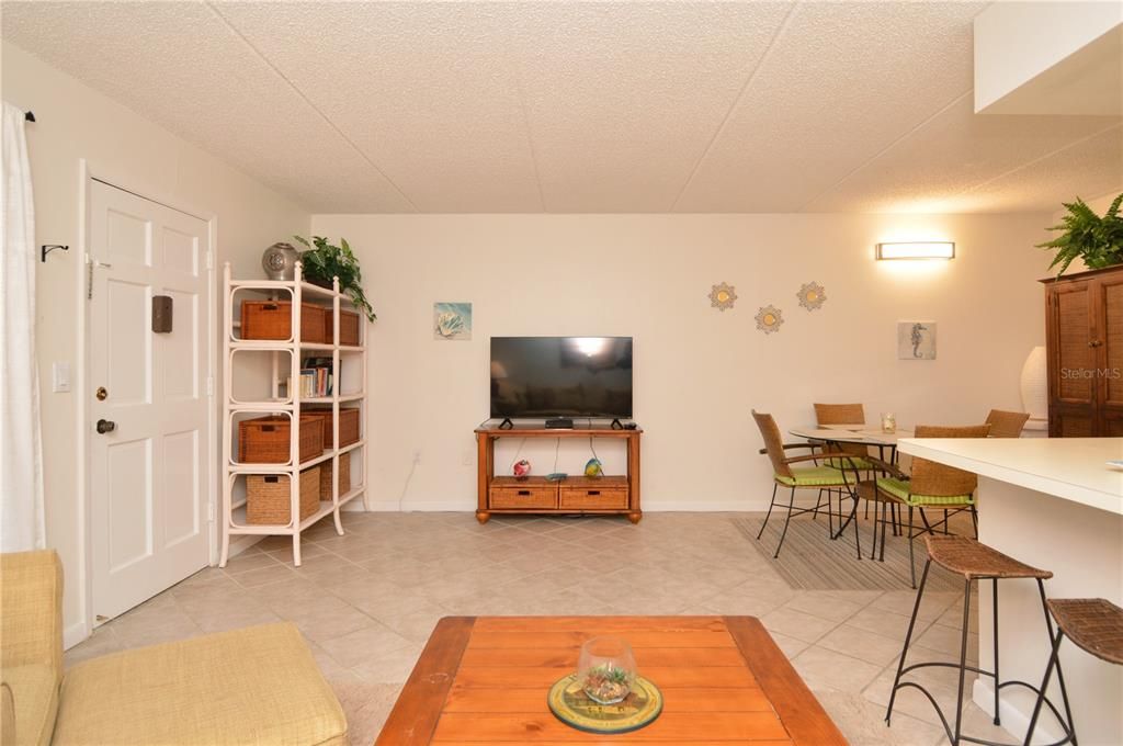 Active With Contract: $1,750 (1 beds, 1 baths, 747 Square Feet)