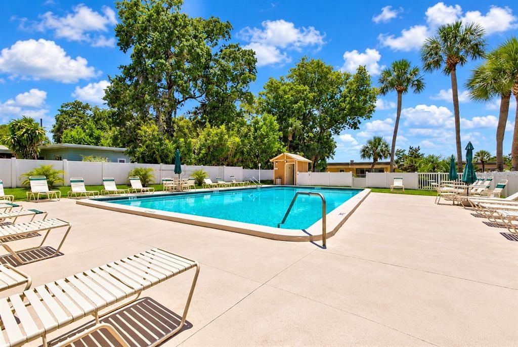 Active With Contract: $1,750 (1 beds, 1 baths, 747 Square Feet)