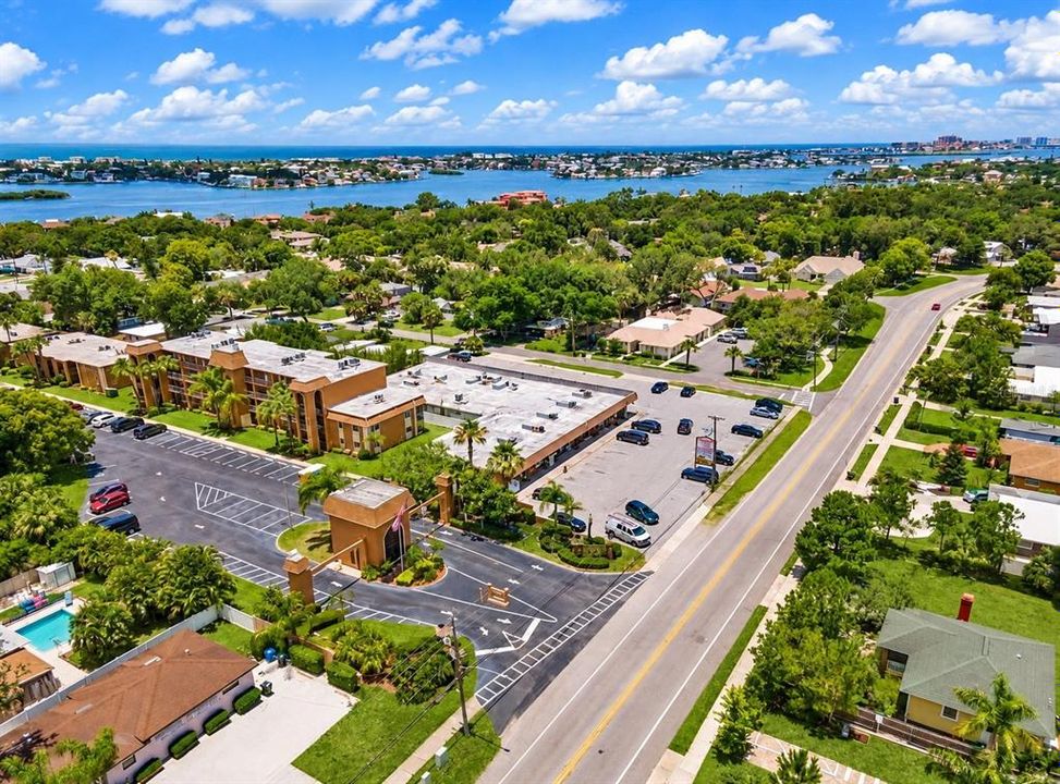 Active With Contract: $1,750 (1 beds, 1 baths, 747 Square Feet)