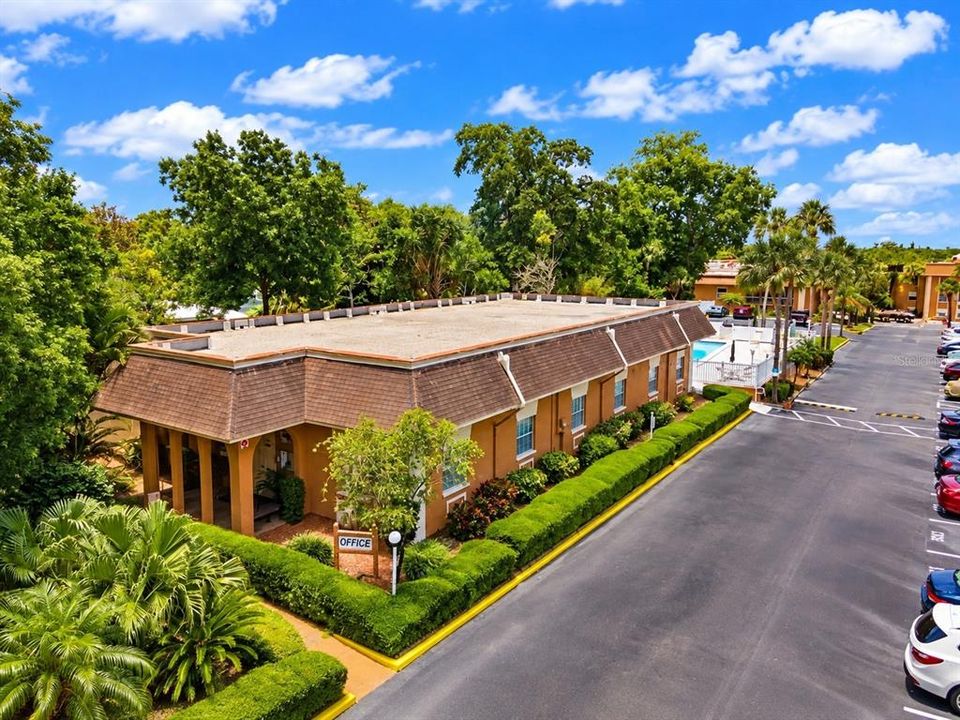 Active With Contract: $1,750 (1 beds, 1 baths, 747 Square Feet)
