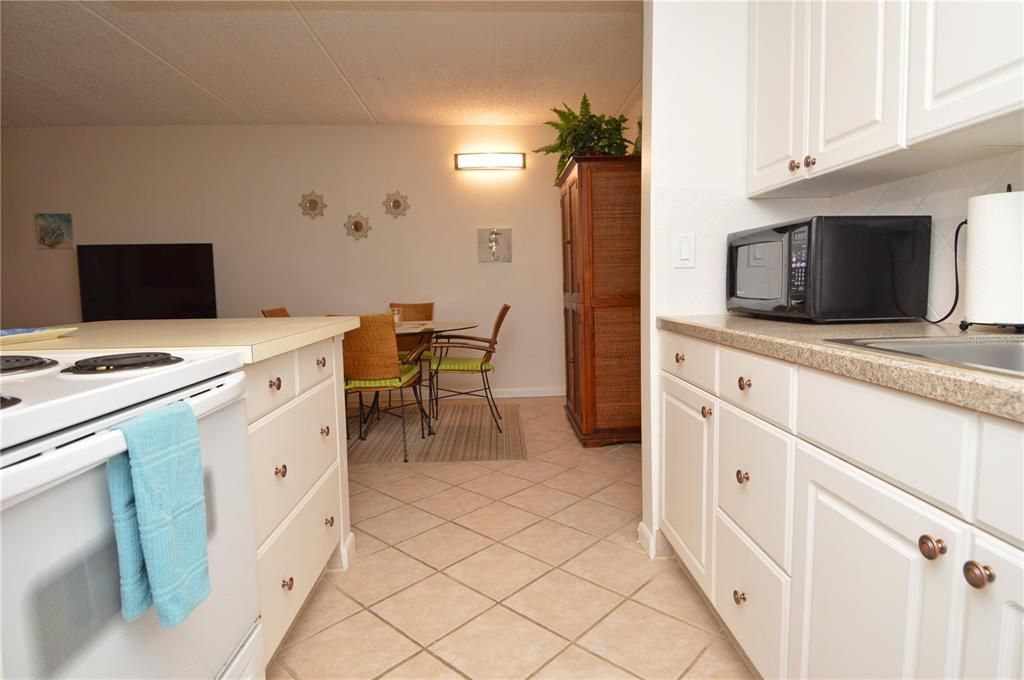 Active With Contract: $1,750 (1 beds, 1 baths, 747 Square Feet)