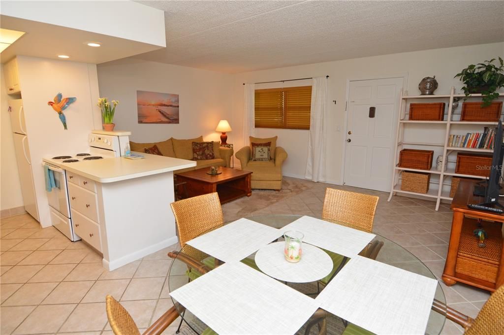 Active With Contract: $1,750 (1 beds, 1 baths, 747 Square Feet)