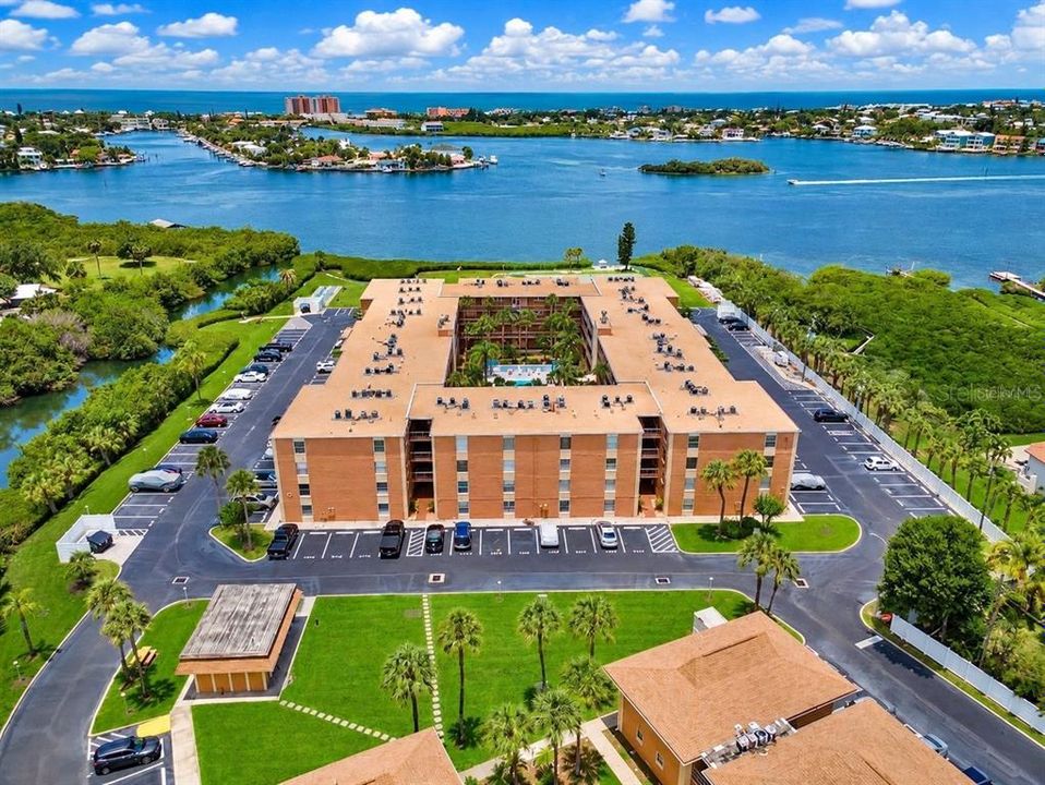 Active With Contract: $1,750 (1 beds, 1 baths, 747 Square Feet)