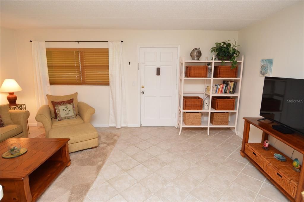 Active With Contract: $1,750 (1 beds, 1 baths, 747 Square Feet)