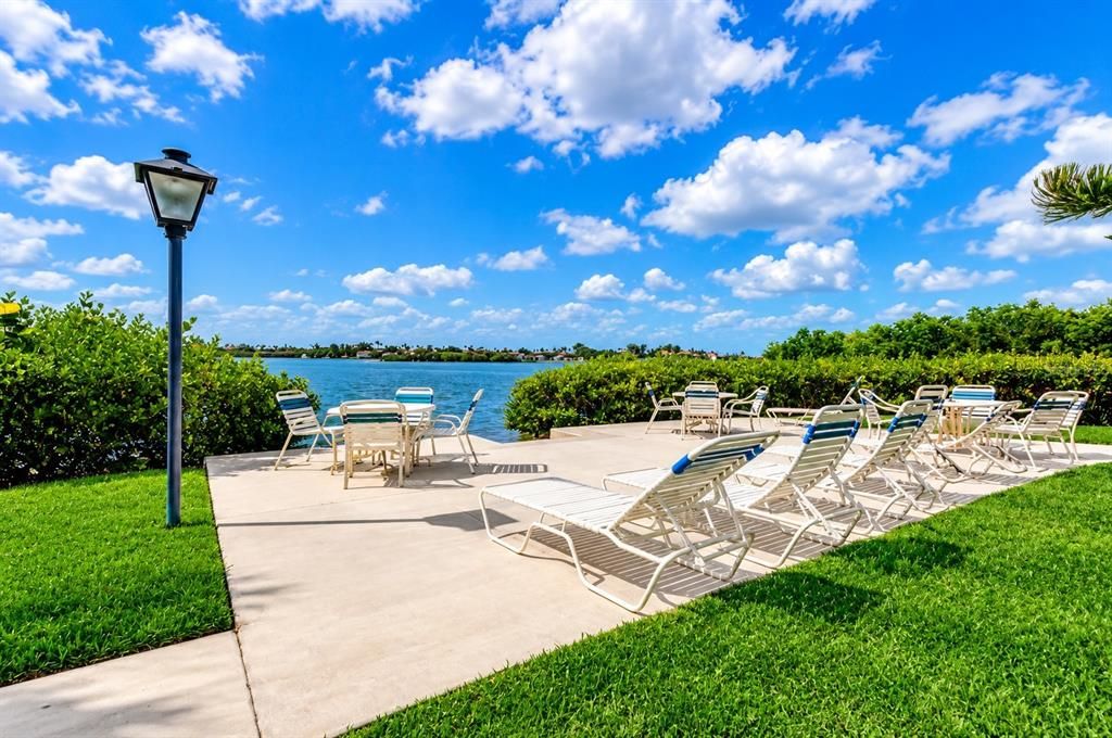 Active With Contract: $1,750 (1 beds, 1 baths, 747 Square Feet)