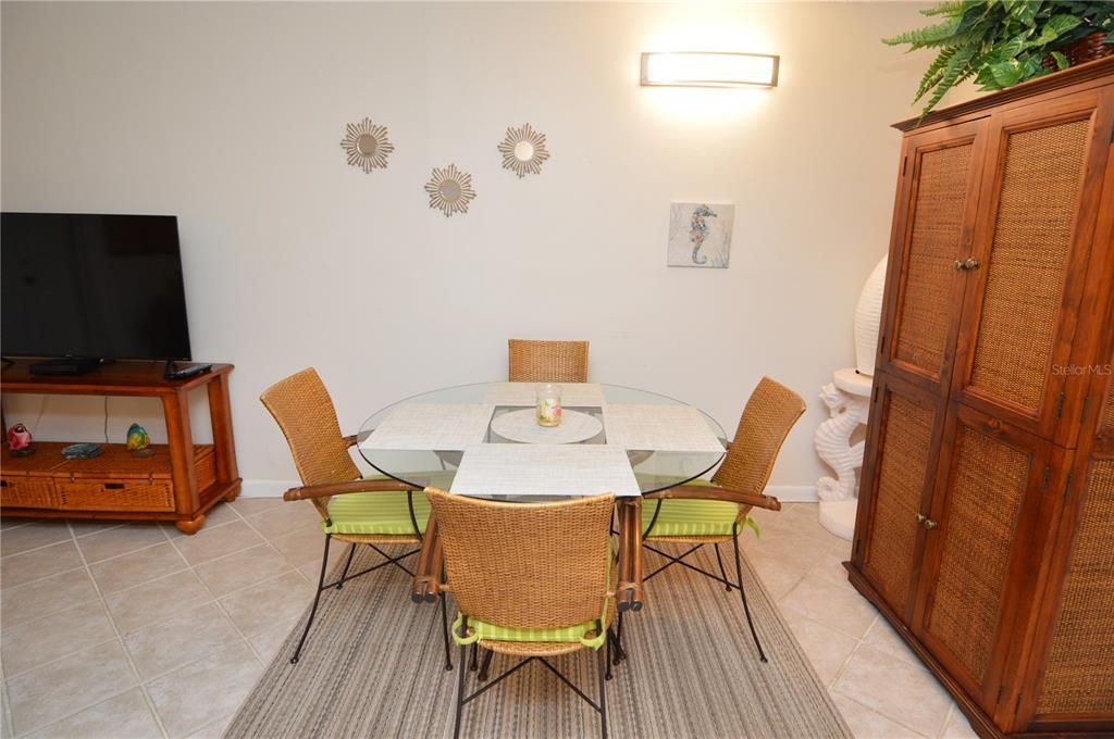 Active With Contract: $1,750 (1 beds, 1 baths, 747 Square Feet)