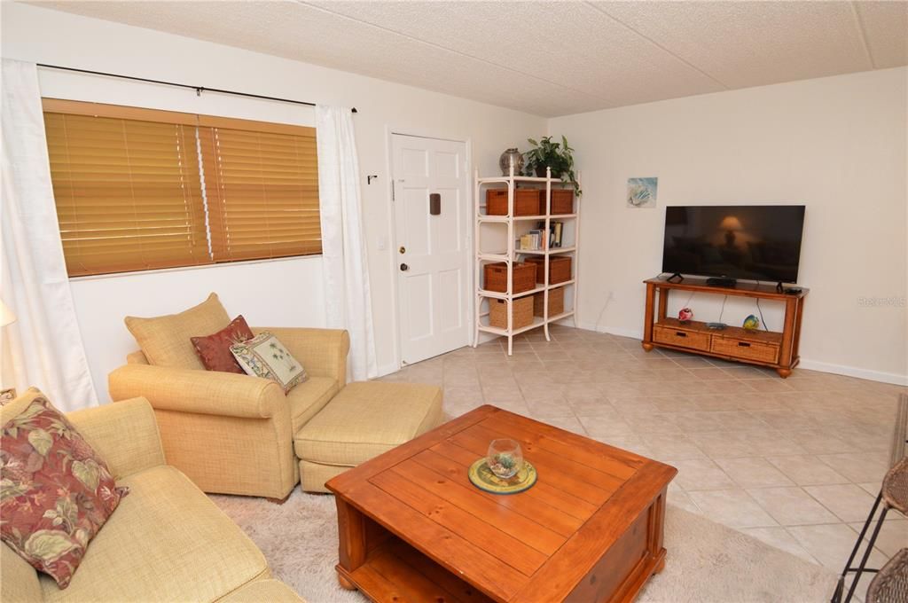 Active With Contract: $1,750 (1 beds, 1 baths, 747 Square Feet)
