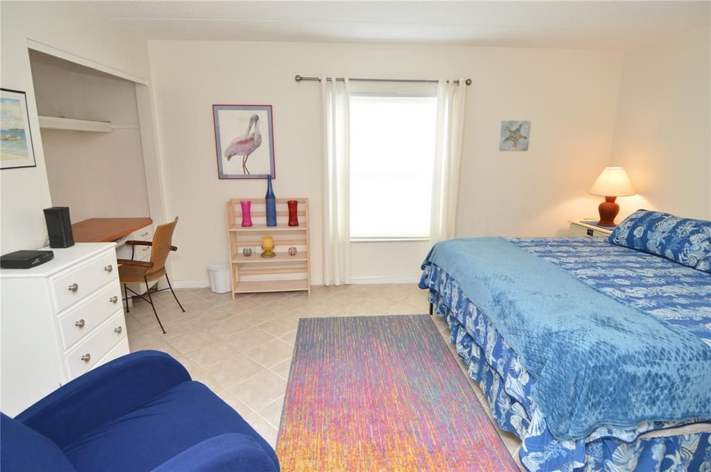 Active With Contract: $1,750 (1 beds, 1 baths, 747 Square Feet)