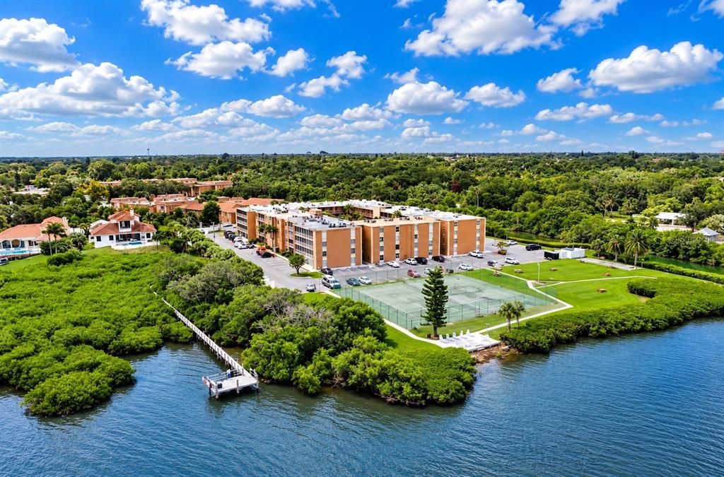 Active With Contract: $1,750 (1 beds, 1 baths, 747 Square Feet)