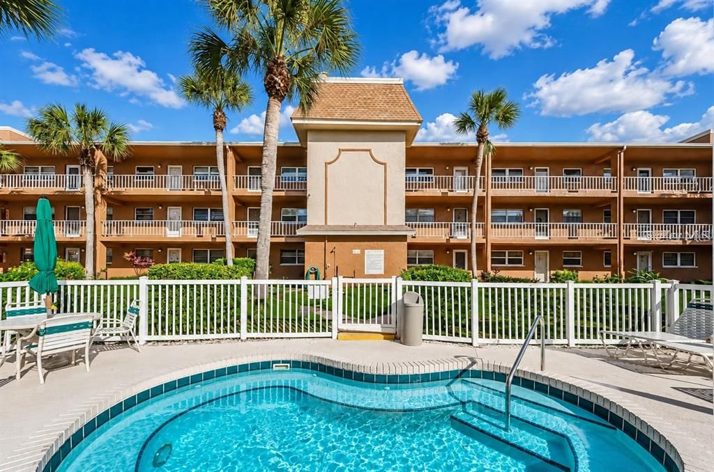 Active With Contract: $1,750 (1 beds, 1 baths, 747 Square Feet)