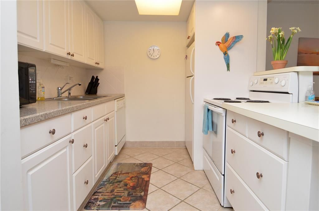Active With Contract: $1,750 (1 beds, 1 baths, 747 Square Feet)