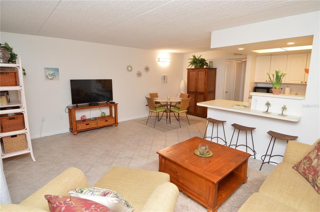 Active With Contract: $1,750 (1 beds, 1 baths, 747 Square Feet)