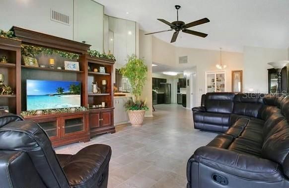 For Sale: $269,900 (2 beds, 2 baths, 1335 Square Feet)