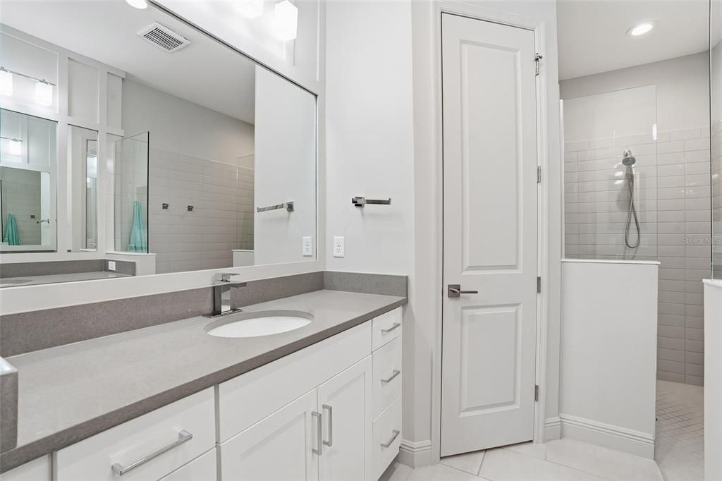 Active With Contract: $399,999 (2 beds, 2 baths, 1632 Square Feet)