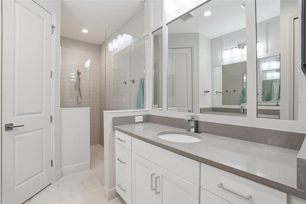 Active With Contract: $399,999 (2 beds, 2 baths, 1632 Square Feet)