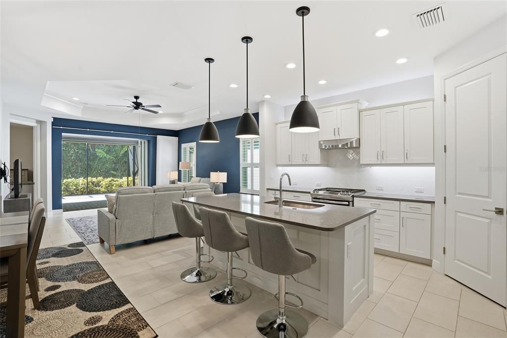 Active With Contract: $399,999 (2 beds, 2 baths, 1632 Square Feet)