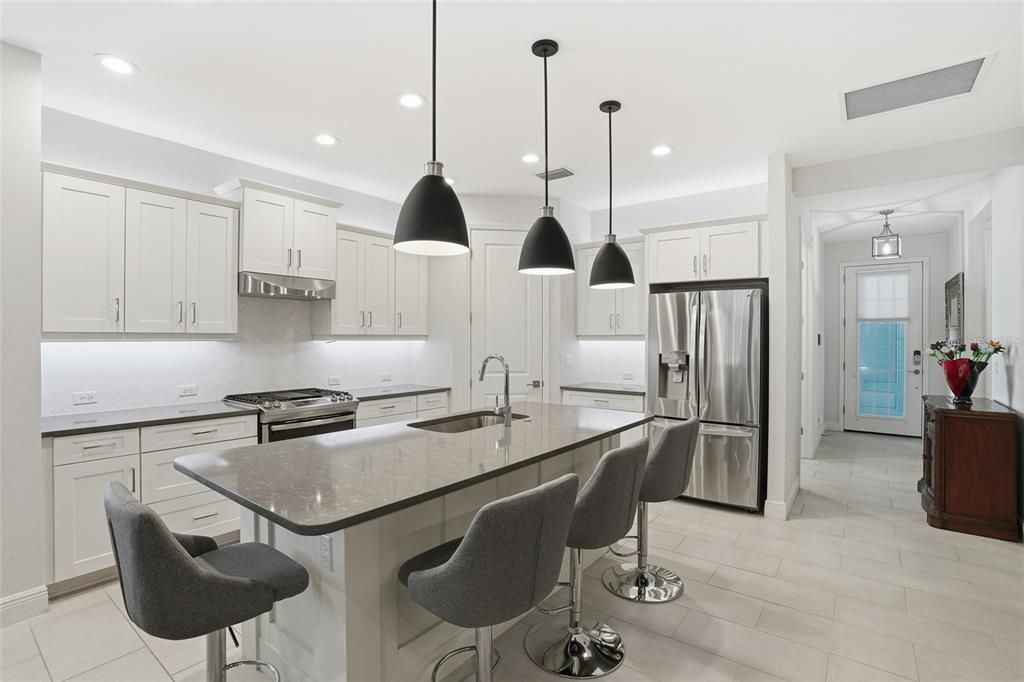 Active With Contract: $399,999 (2 beds, 2 baths, 1632 Square Feet)
