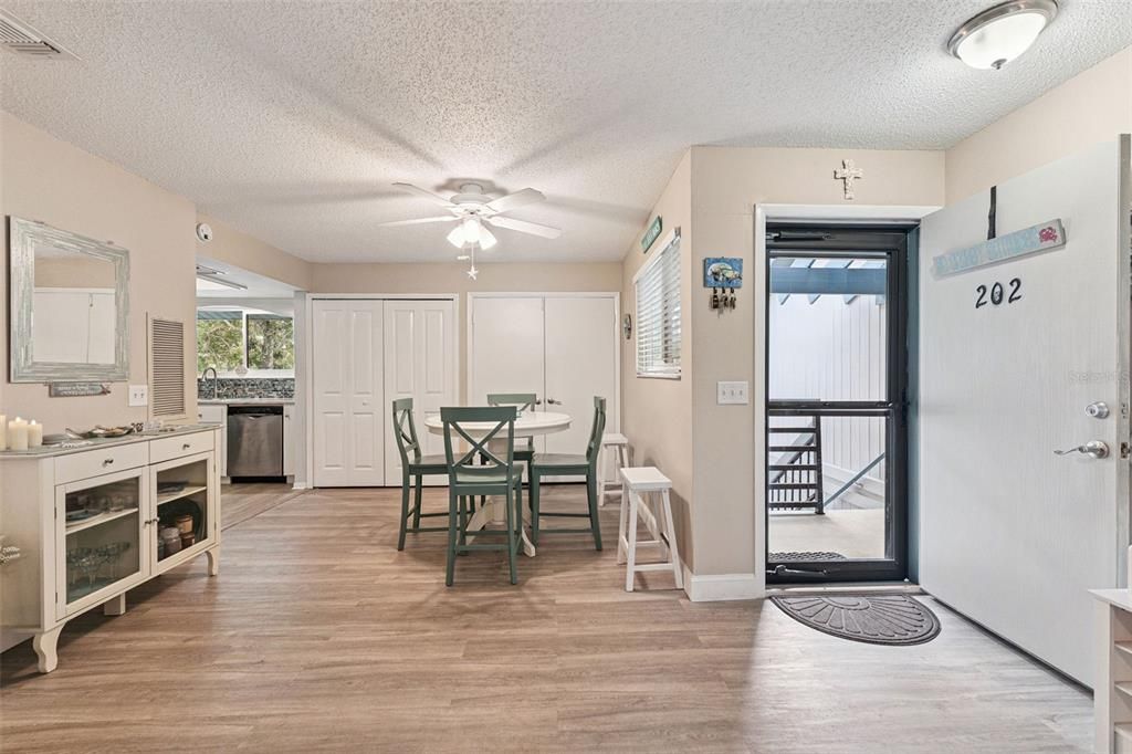 For Sale: $299,900 (1 beds, 1 baths, 891 Square Feet)