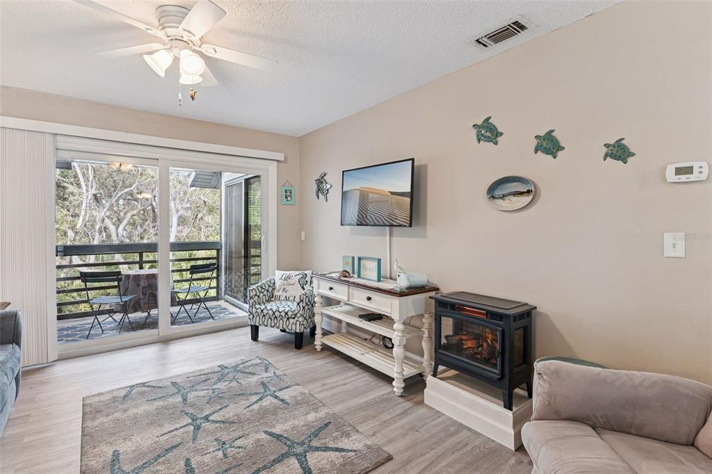 For Sale: $299,900 (1 beds, 1 baths, 891 Square Feet)
