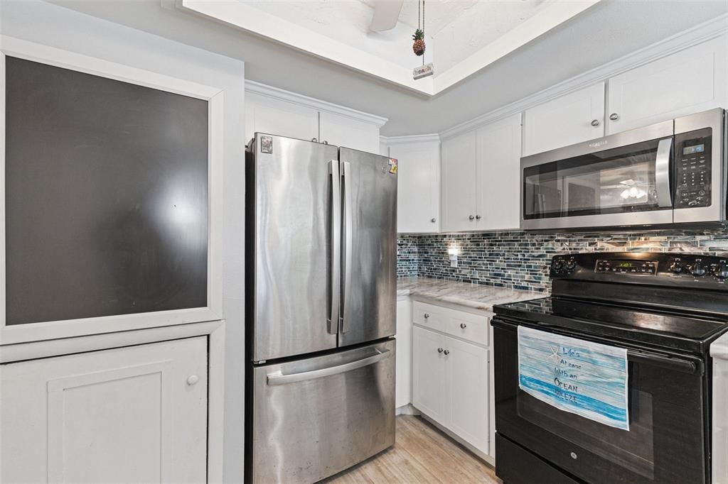 For Sale: $299,900 (1 beds, 1 baths, 891 Square Feet)