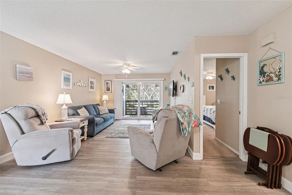 For Sale: $299,900 (1 beds, 1 baths, 891 Square Feet)
