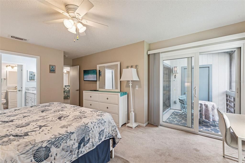 For Sale: $299,900 (1 beds, 1 baths, 891 Square Feet)