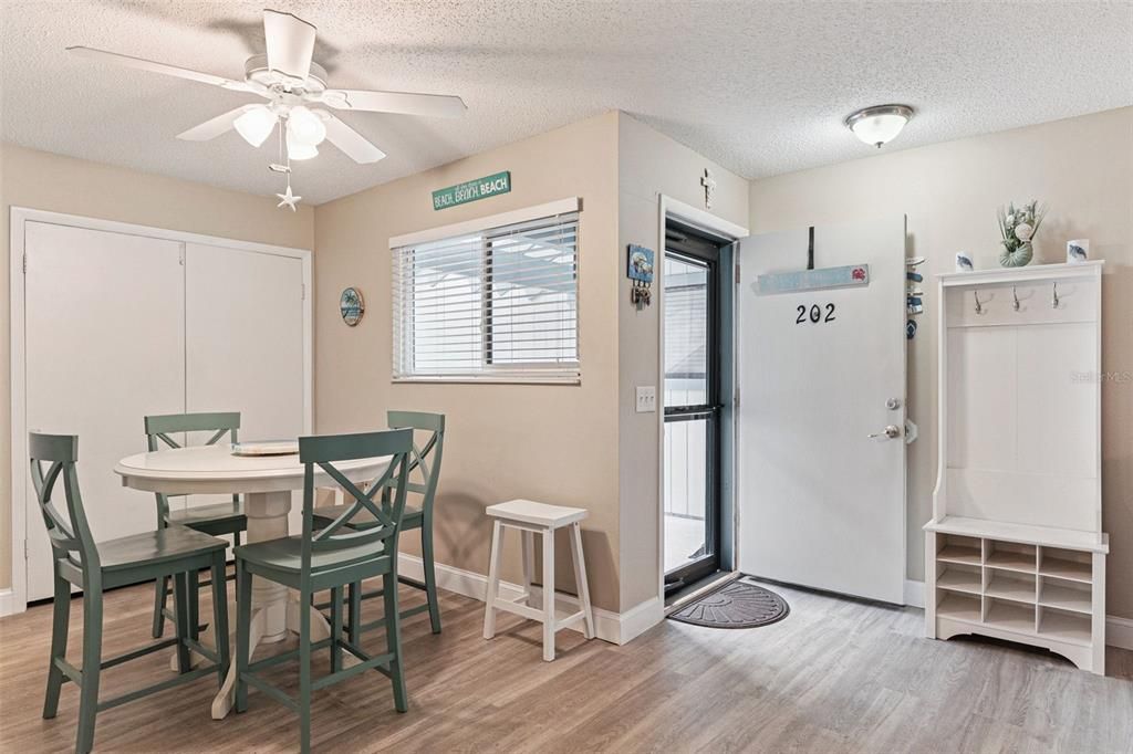 For Sale: $299,900 (1 beds, 1 baths, 891 Square Feet)