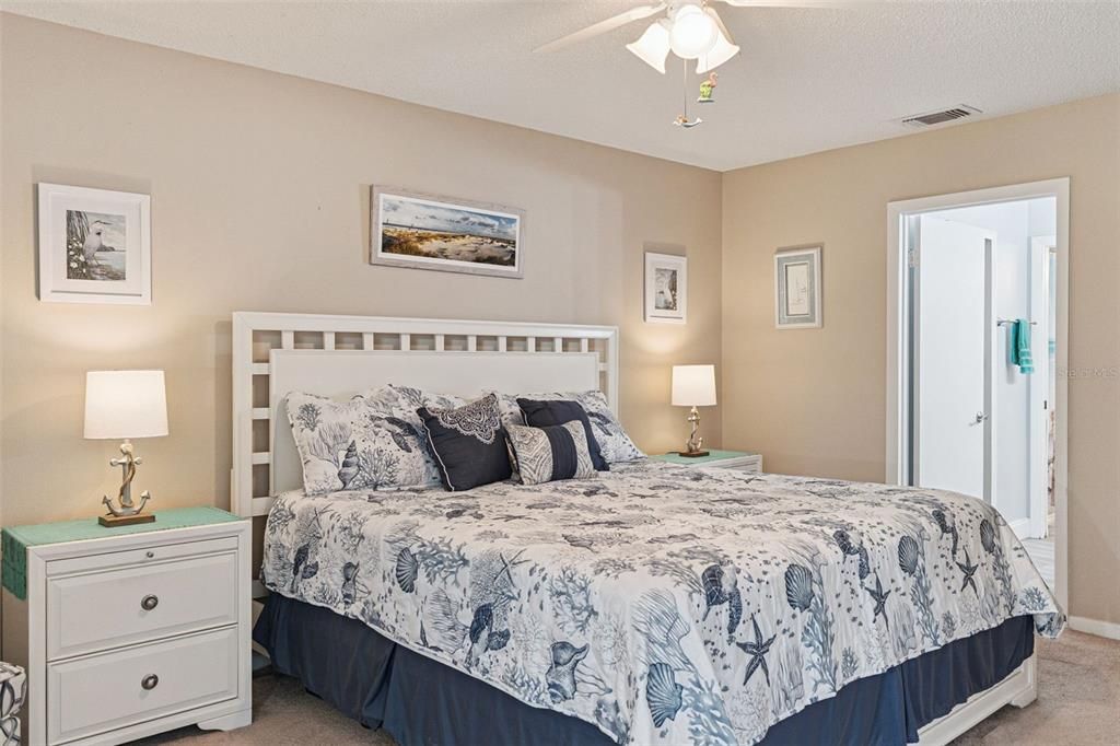 For Sale: $299,900 (1 beds, 1 baths, 891 Square Feet)