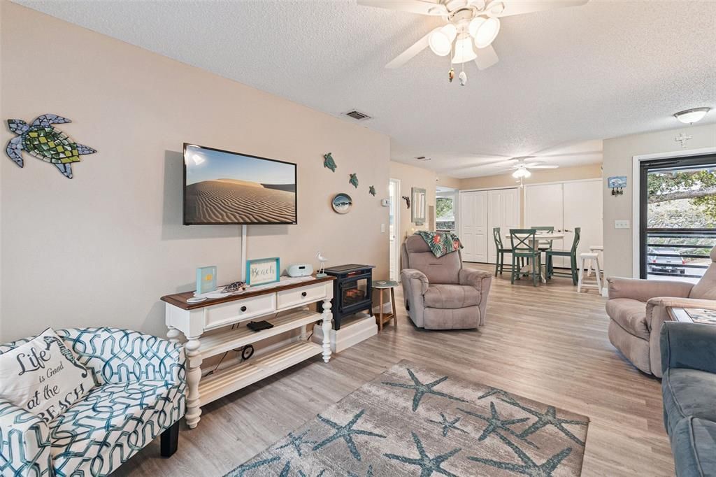 For Sale: $299,900 (1 beds, 1 baths, 891 Square Feet)
