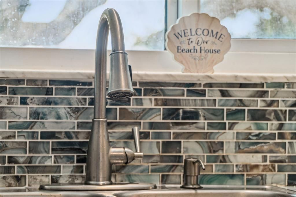 For Sale: $299,900 (1 beds, 1 baths, 891 Square Feet)