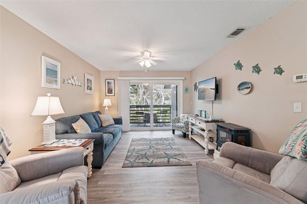 For Sale: $299,900 (1 beds, 1 baths, 891 Square Feet)
