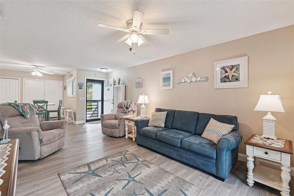 For Sale: $299,900 (1 beds, 1 baths, 891 Square Feet)