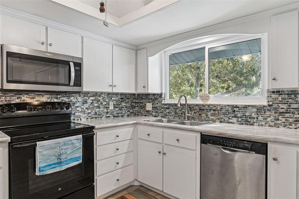 For Sale: $299,900 (1 beds, 1 baths, 891 Square Feet)