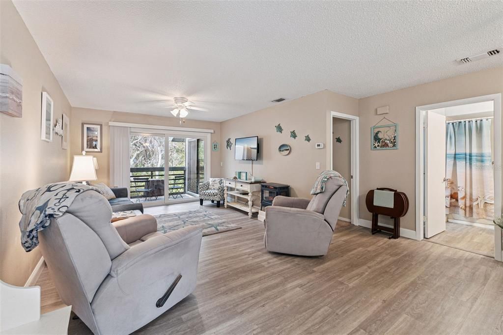 For Sale: $299,900 (1 beds, 1 baths, 891 Square Feet)