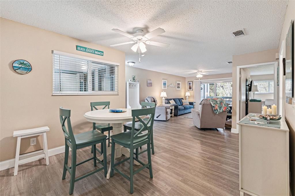 For Sale: $299,900 (1 beds, 1 baths, 891 Square Feet)