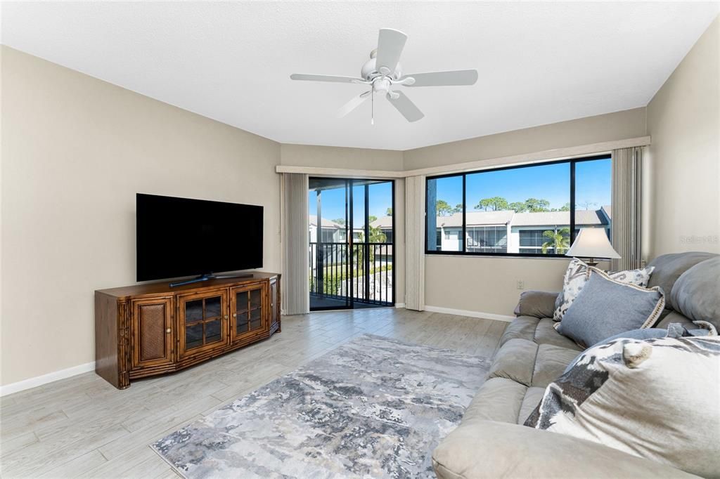 For Sale: $165,000 (2 beds, 2 baths, 1177 Square Feet)