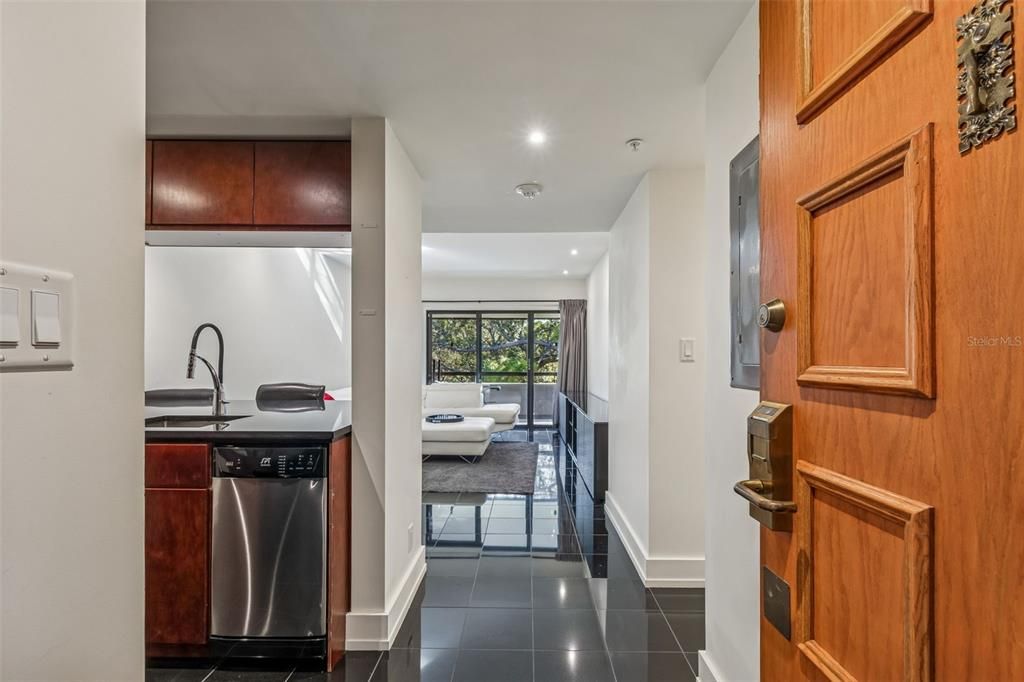 Active With Contract: $159,000 (1 beds, 1 baths, 610 Square Feet)