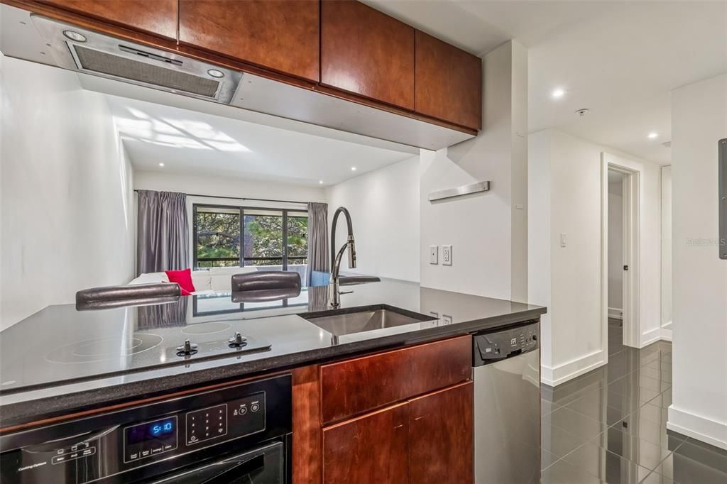 Active With Contract: $159,000 (1 beds, 1 baths, 610 Square Feet)