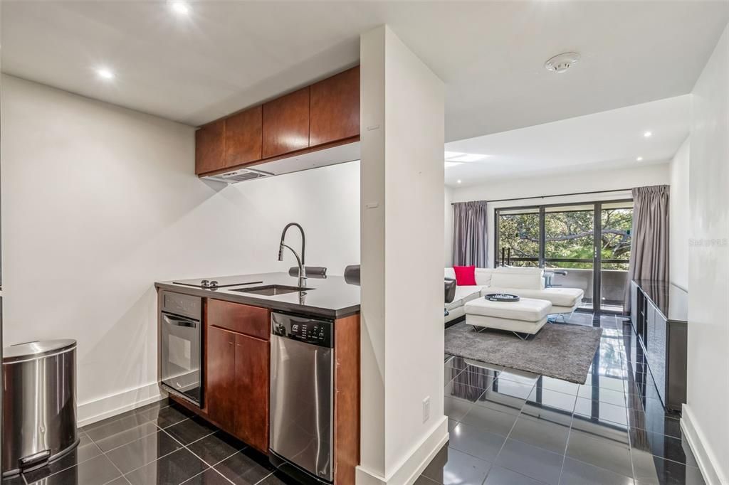 Active With Contract: $159,000 (1 beds, 1 baths, 610 Square Feet)