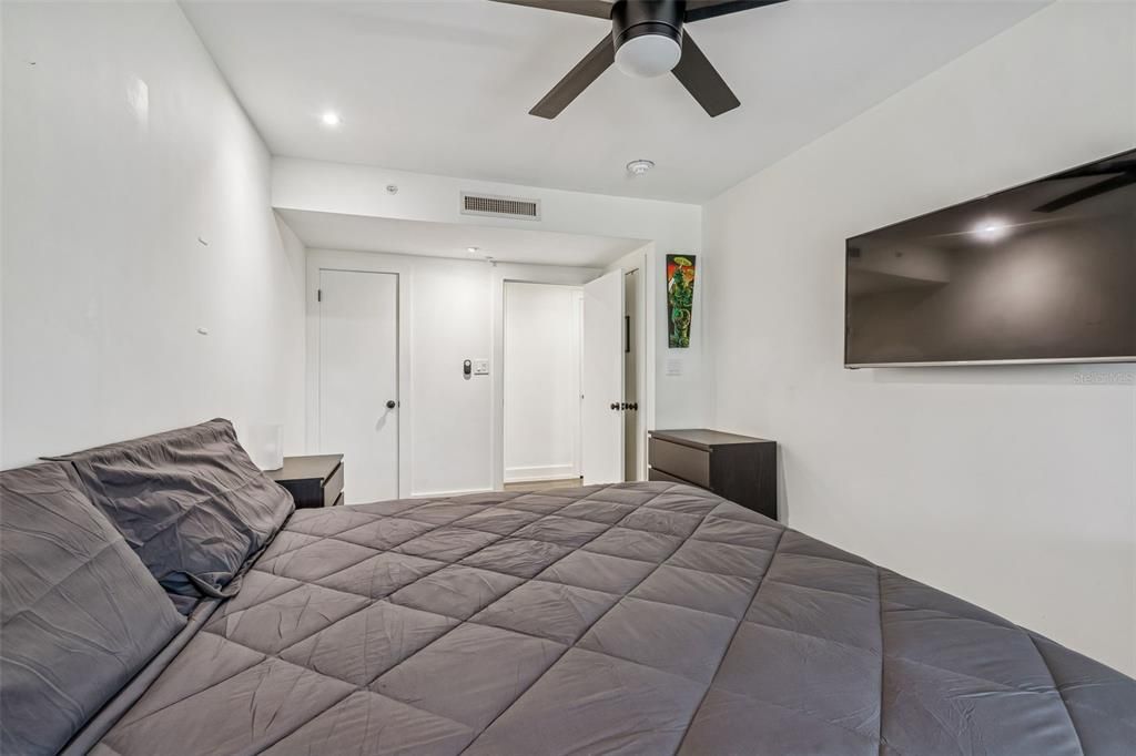 Active With Contract: $159,000 (1 beds, 1 baths, 610 Square Feet)