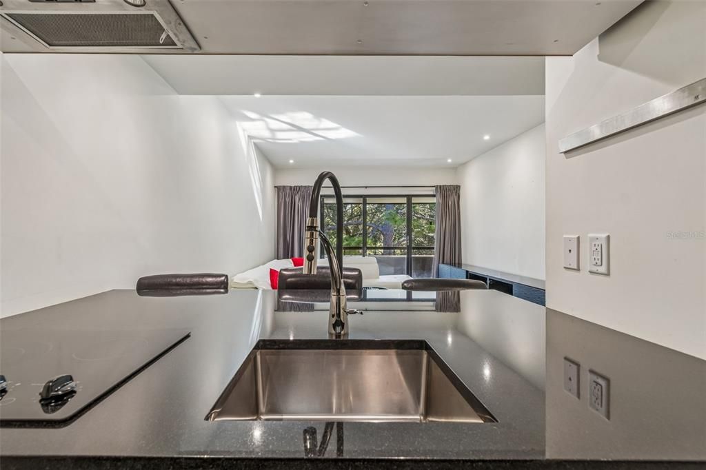 Active With Contract: $159,000 (1 beds, 1 baths, 610 Square Feet)