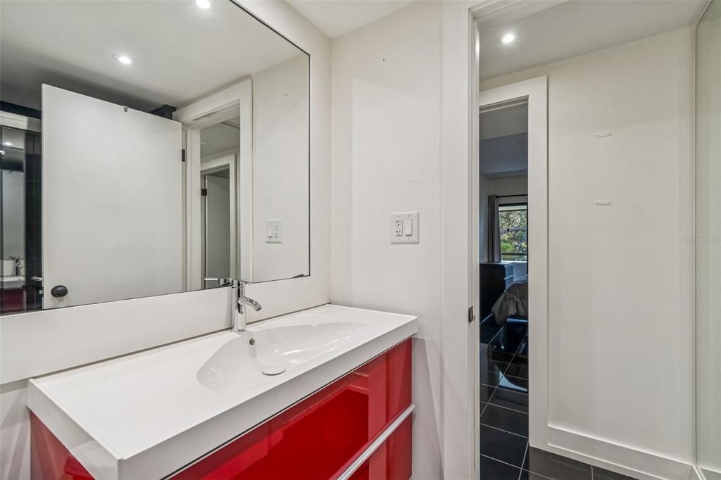 Active With Contract: $159,000 (1 beds, 1 baths, 610 Square Feet)
