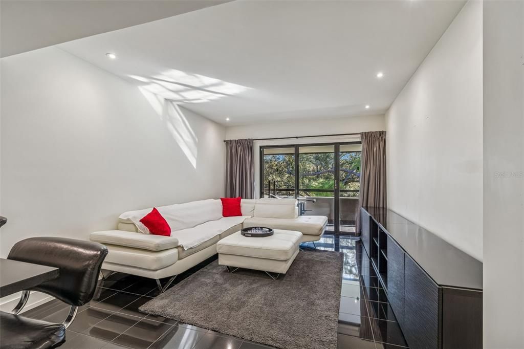 Active With Contract: $159,000 (1 beds, 1 baths, 610 Square Feet)
