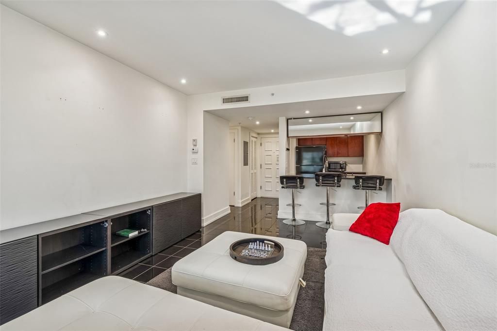 Active With Contract: $159,000 (1 beds, 1 baths, 610 Square Feet)