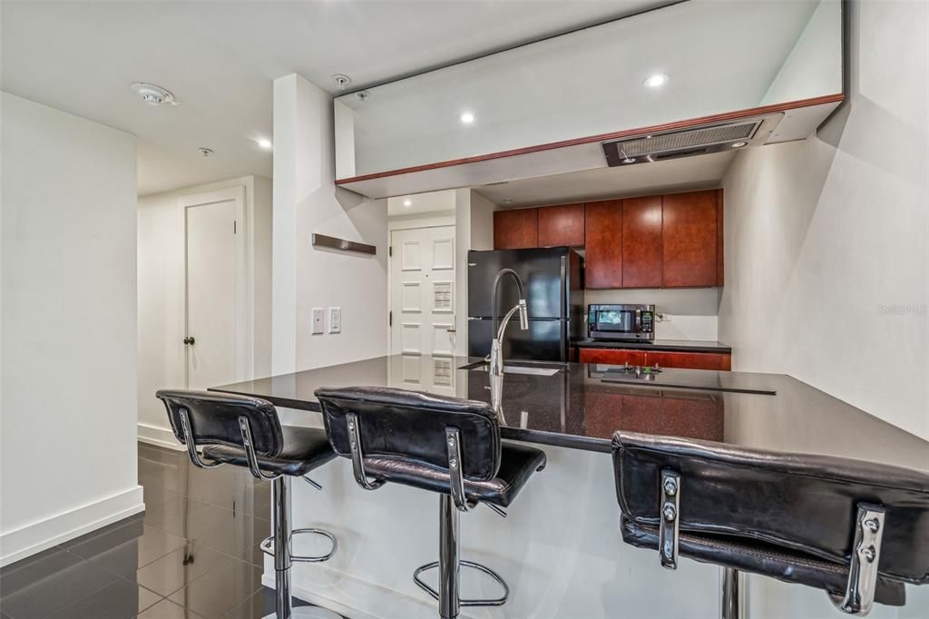 Active With Contract: $159,000 (1 beds, 1 baths, 610 Square Feet)