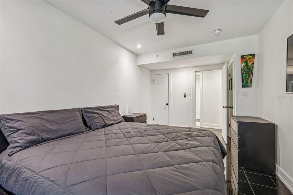 Active With Contract: $159,000 (1 beds, 1 baths, 610 Square Feet)