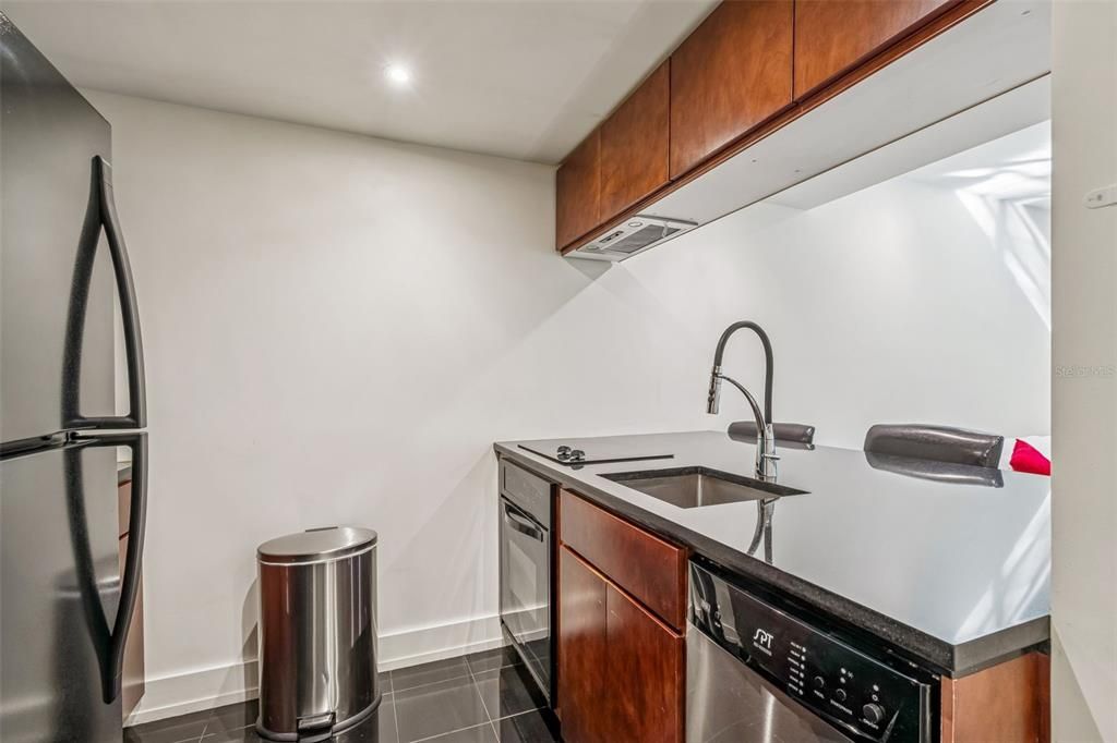 Active With Contract: $159,000 (1 beds, 1 baths, 610 Square Feet)