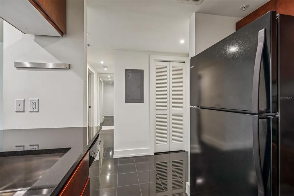 Active With Contract: $159,000 (1 beds, 1 baths, 610 Square Feet)
